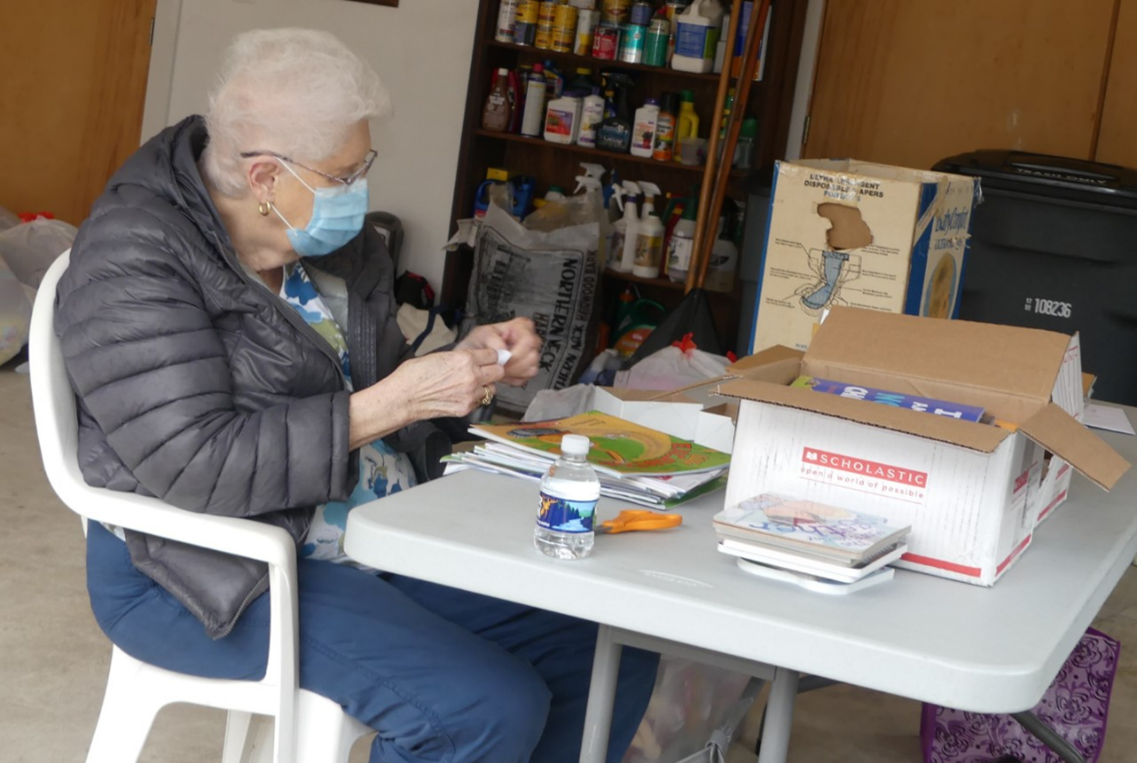 Northern Virginia - Assistance League Team hosted a very successful Hugs Pillows workshop (001)