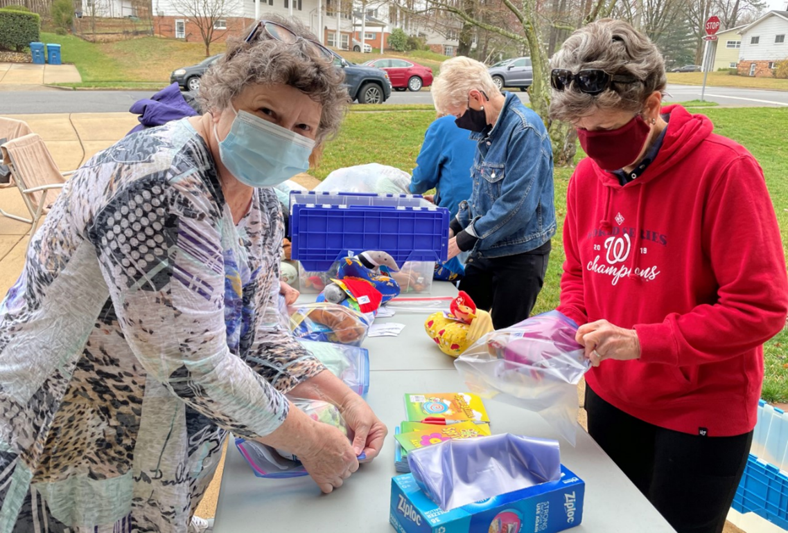 Northern Virginia - Assistance League Team hosted a very successful Hugs Pillows workshop (003)
